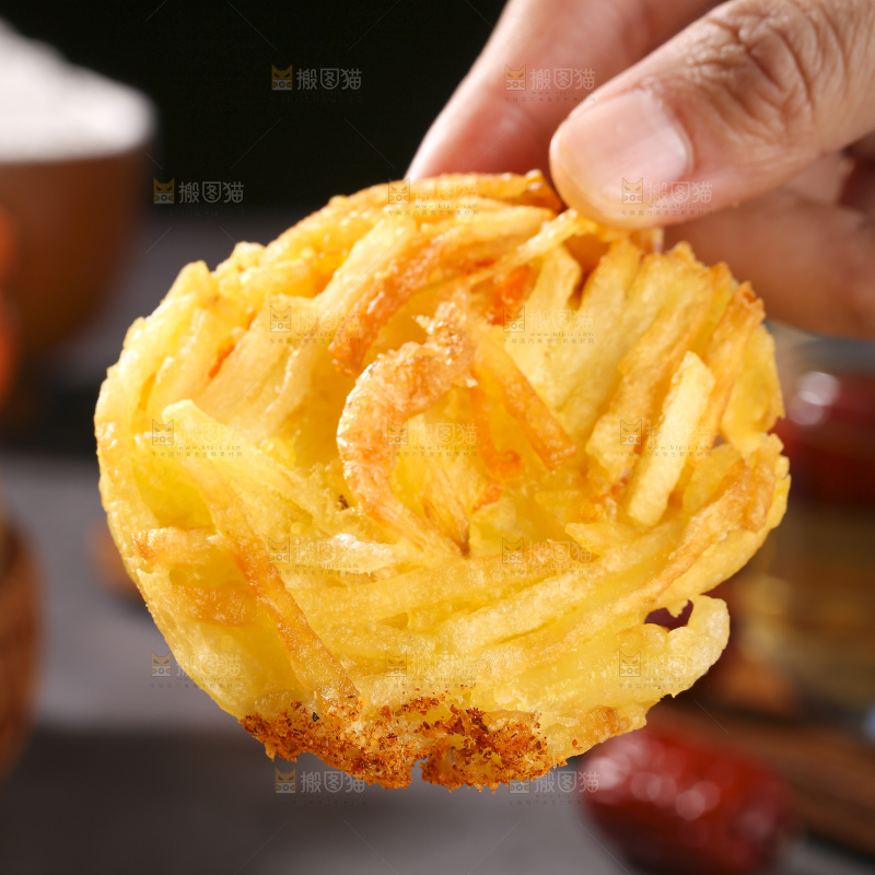深底上的土豆鲜虾饼