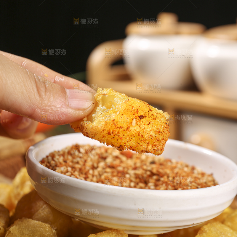 木底上放着锅巴土豆