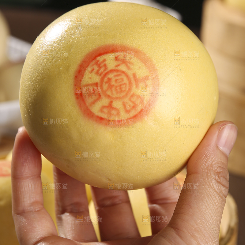 深底上的玉米馒头