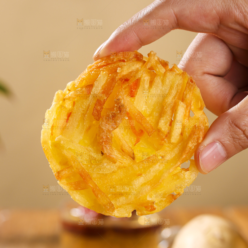 木底上的土豆鲜虾饼