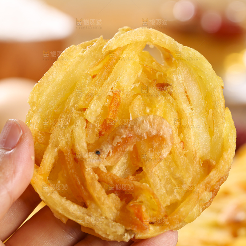 木底上的土豆鲜虾饼