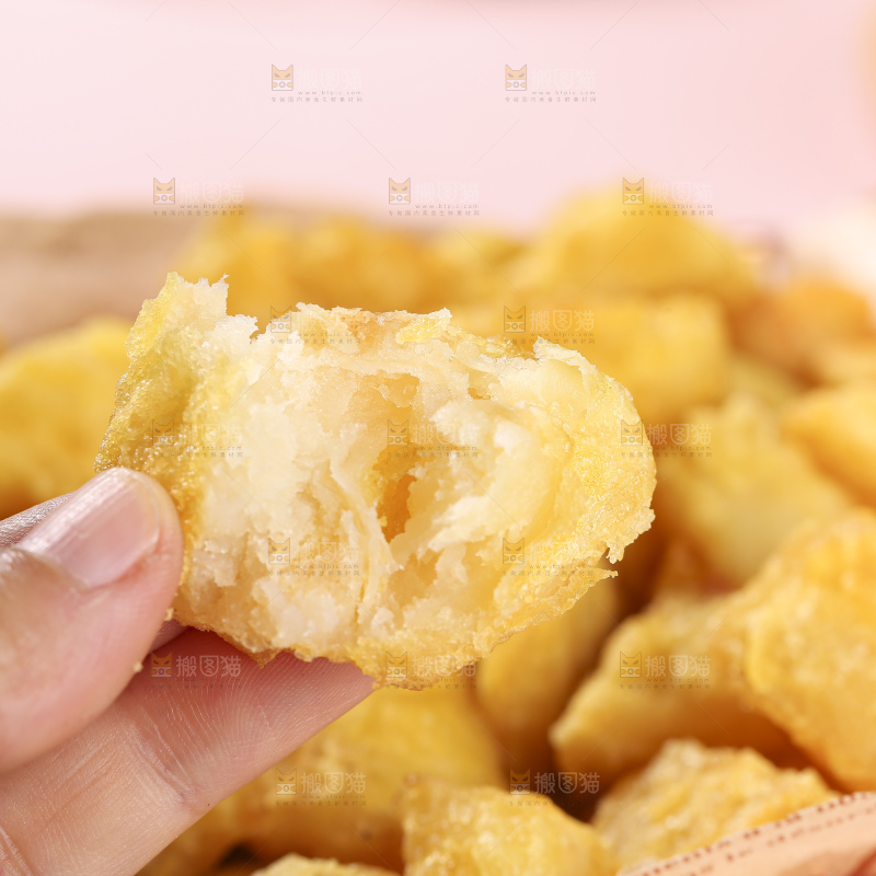 浅底上的锅巴土豆
