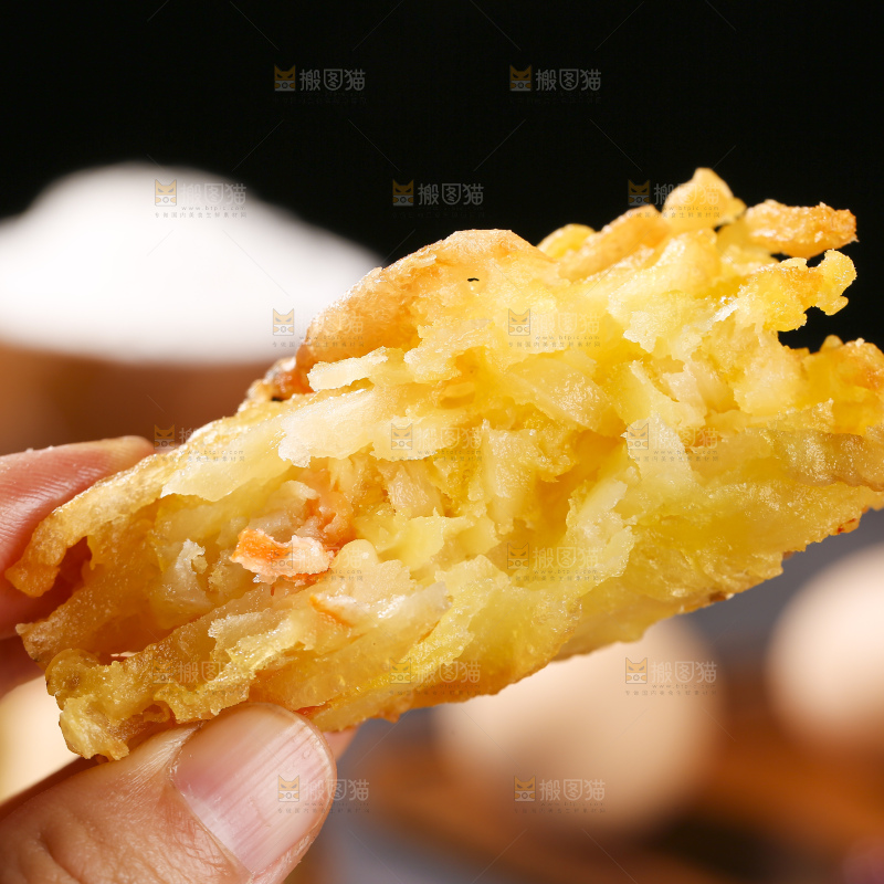 深底上的土豆鲜虾饼