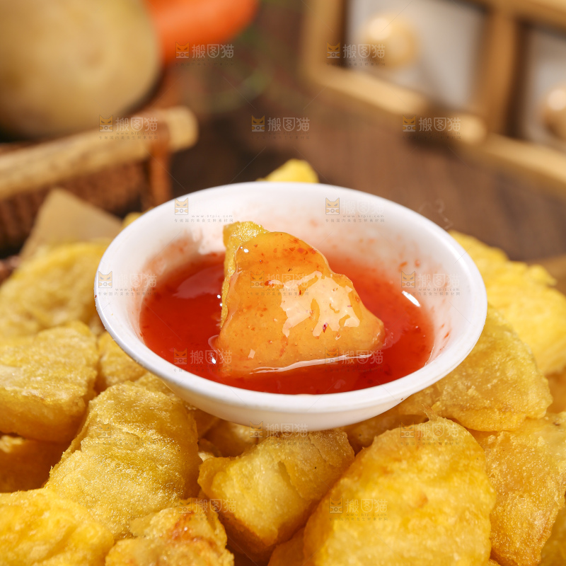 木底上放着锅巴土豆