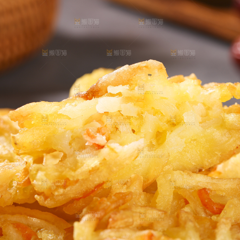 深底上的土豆鲜虾饼