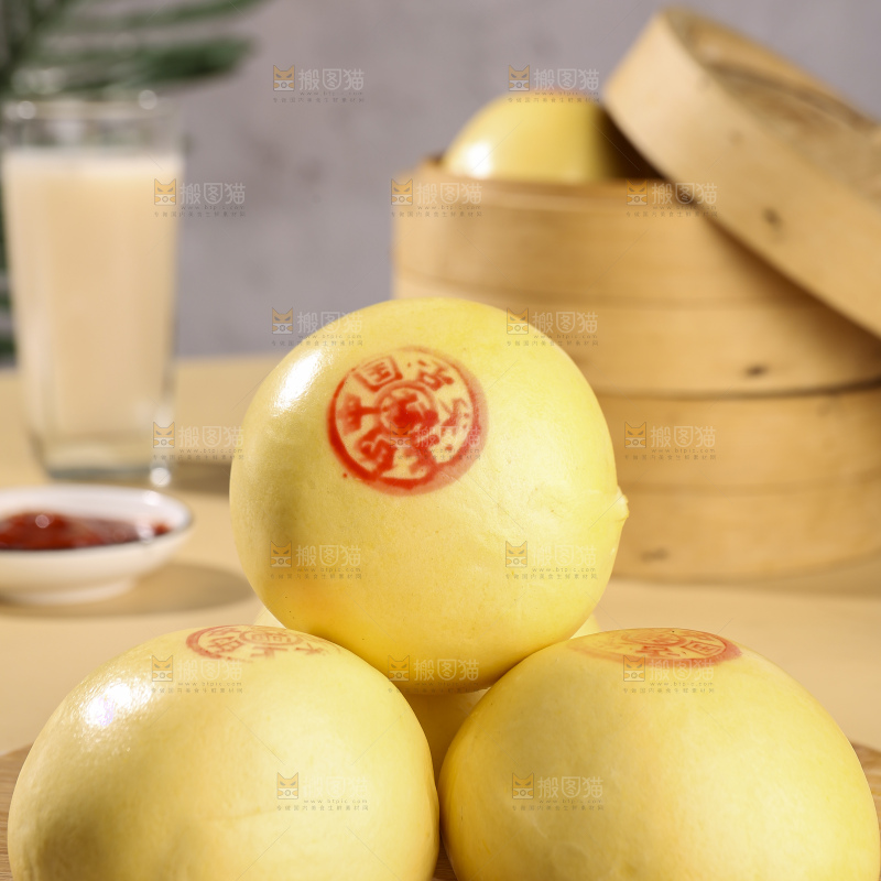 浅底上的玉米馒头