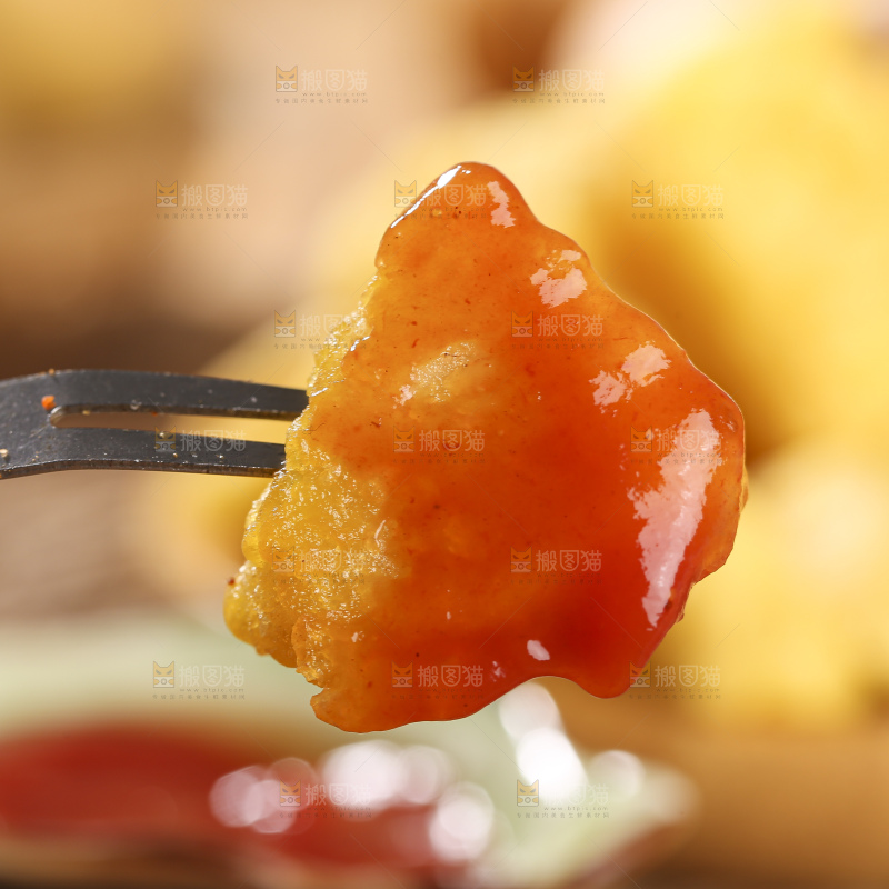 木底上放着锅巴土豆