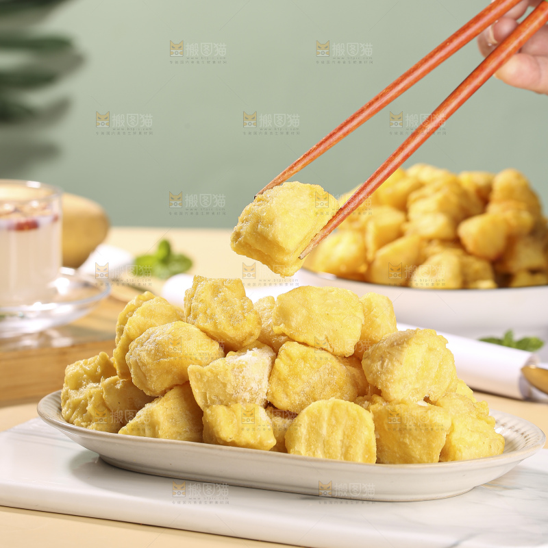 浅底上的锅巴土豆
