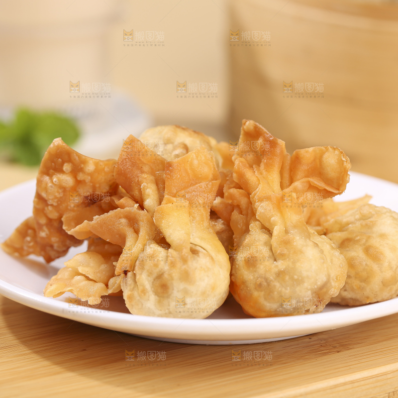 浅底上的小金鱼馄饨