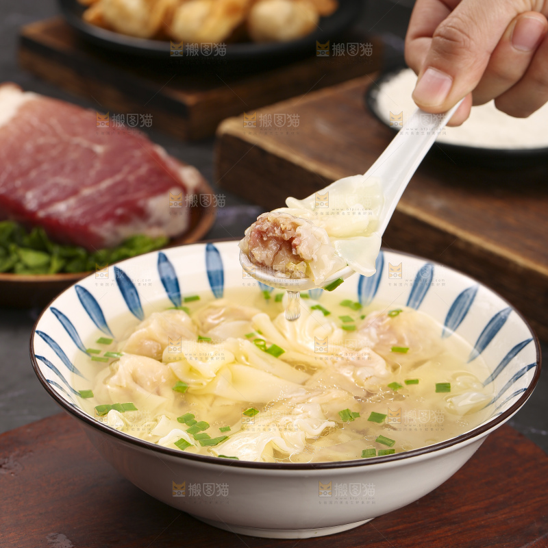 深底上的小金鱼馄饨
