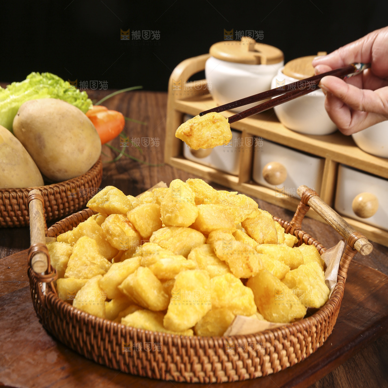 木底上放着锅巴土豆