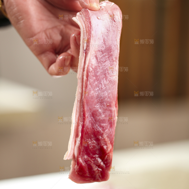 手里拿着新鲜羊肉