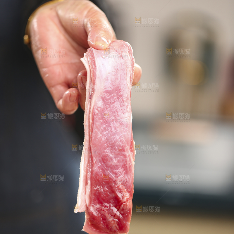 手里拿着新鲜羊肉