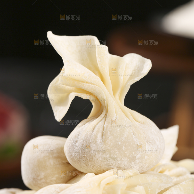 深底上的小金鱼馄饨