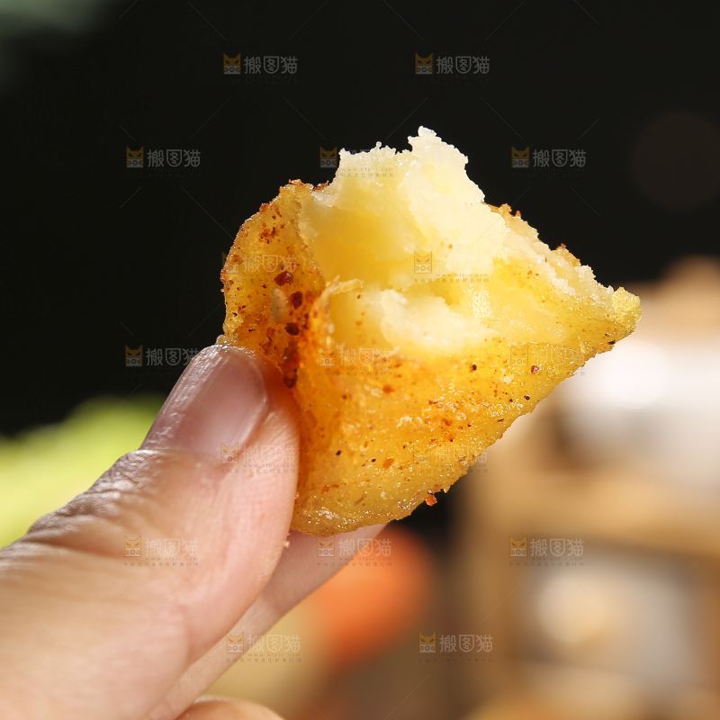 木底上放着锅巴土豆