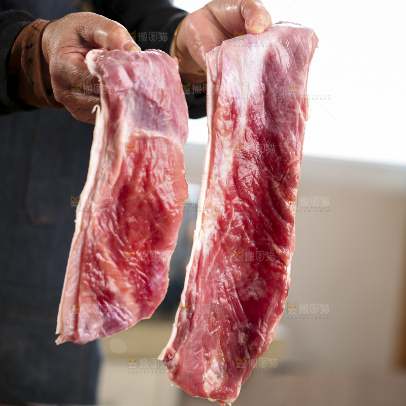 手里拿着新鲜羊肉