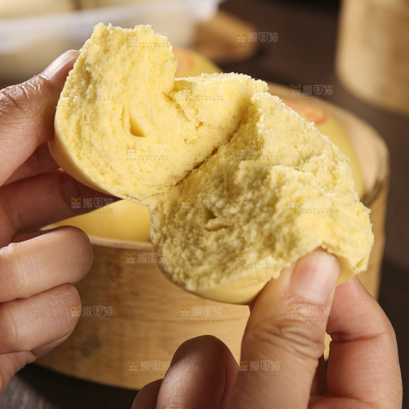 深底上的玉米馒头
