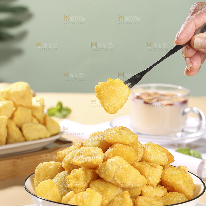 浅底上的锅巴土豆