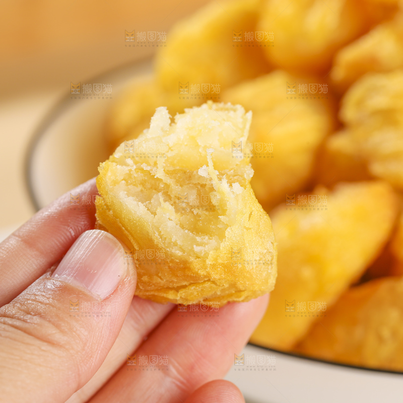 浅底上的锅巴土豆