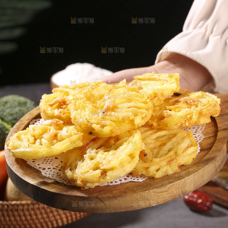 深底上的土豆鲜虾饼