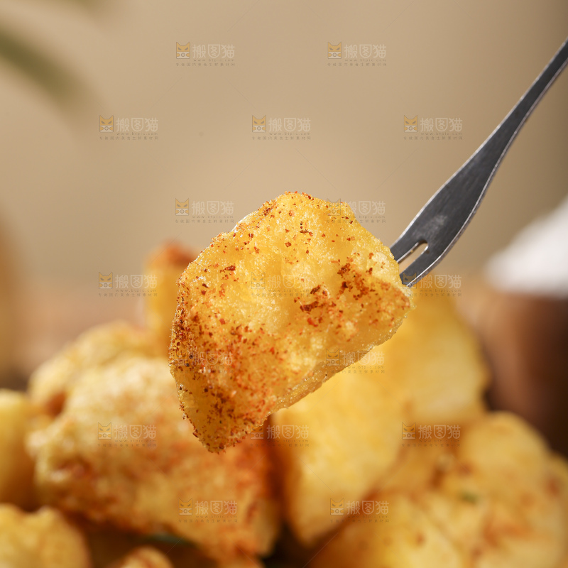 木底上放着锅巴土豆