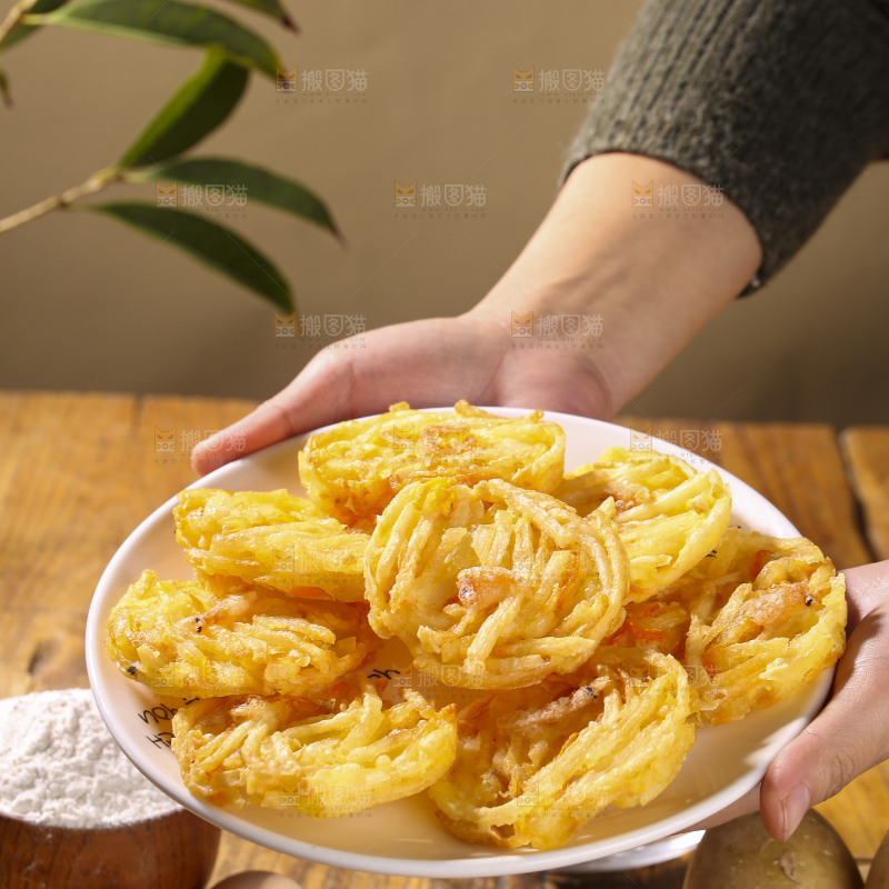 木底上的土豆鲜虾饼