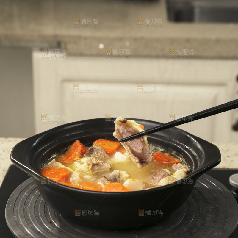砂锅里的胡萝卜炖羊肉