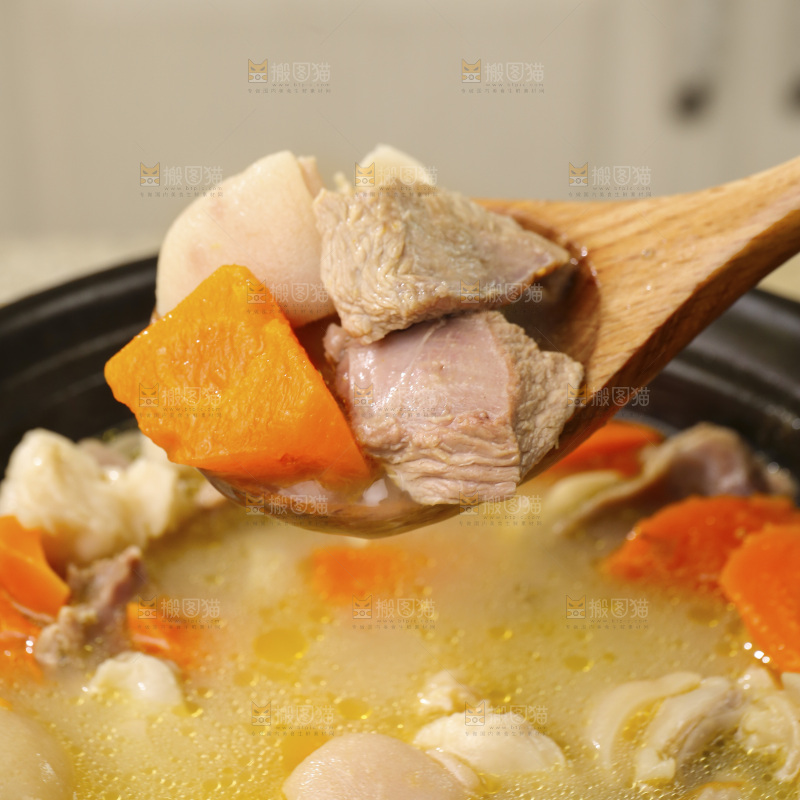 砂锅里的胡萝卜炖羊肉