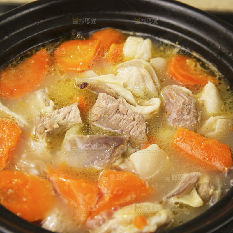 砂锅里的胡萝卜炖羊肉