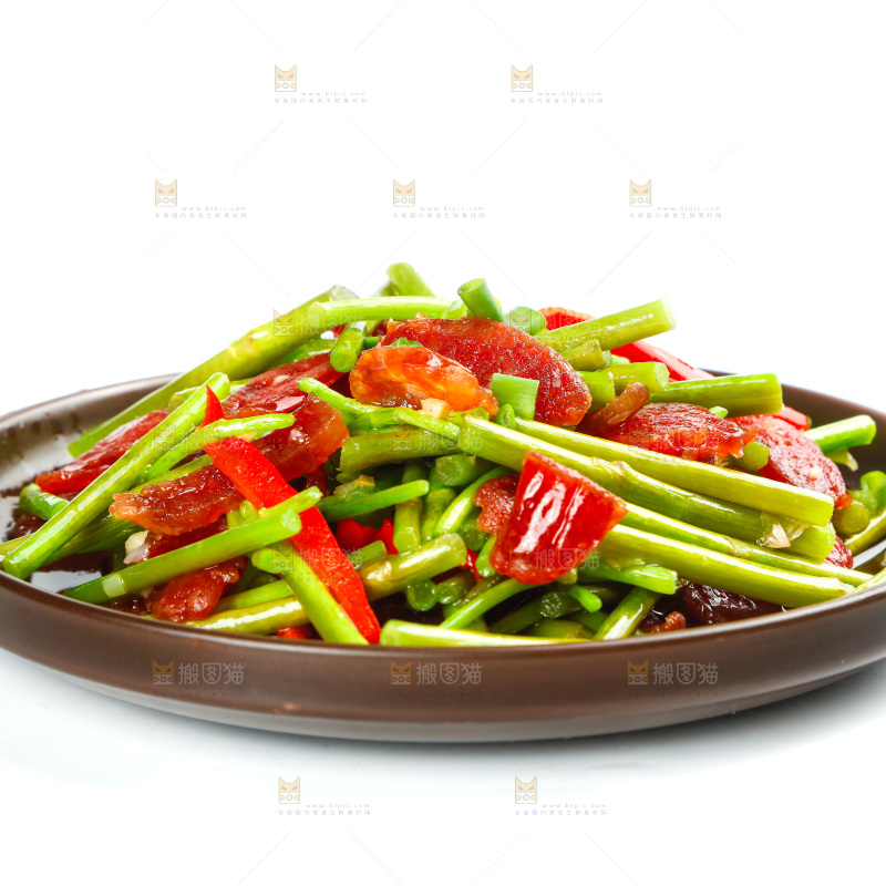 盘子里的藜蒿炒香肠