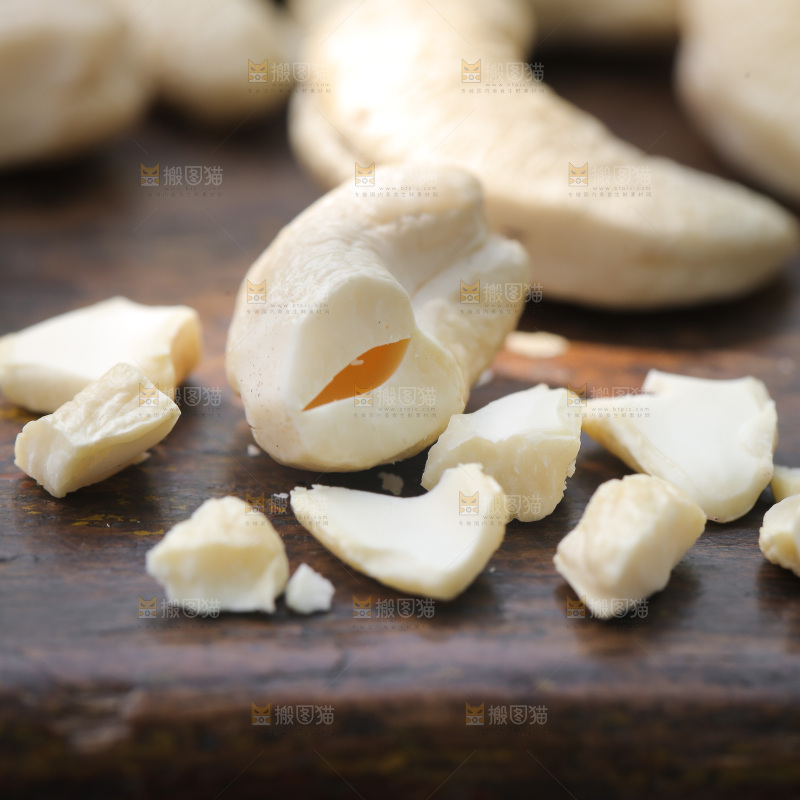 木底上放着腰果粒