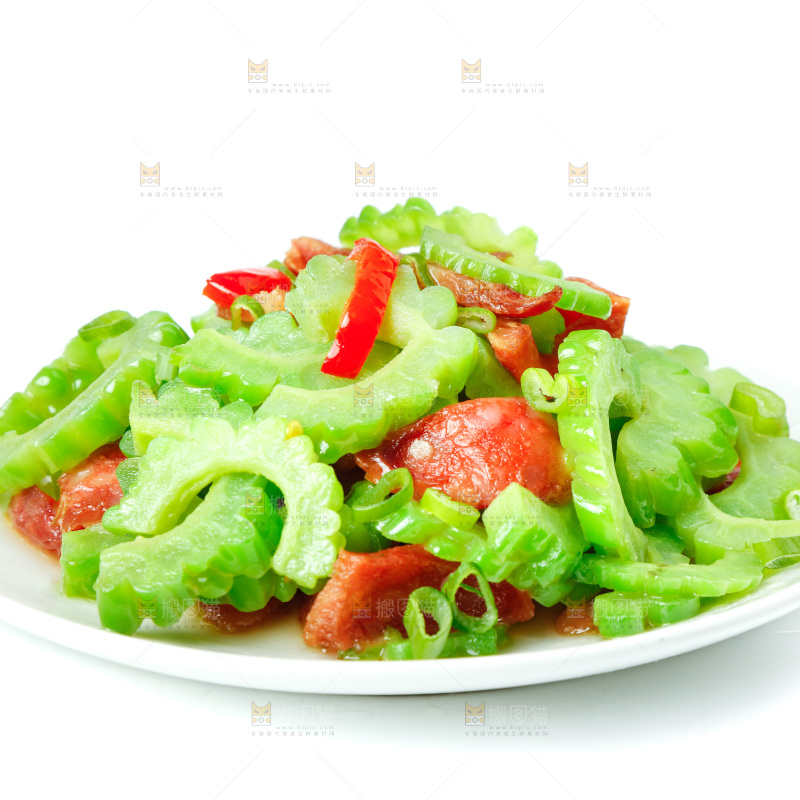 盘子里的苦瓜炒腊肠