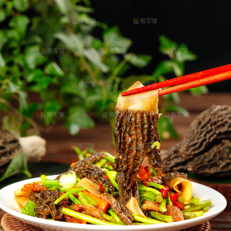 木底上的羊肚菌炒腊肉