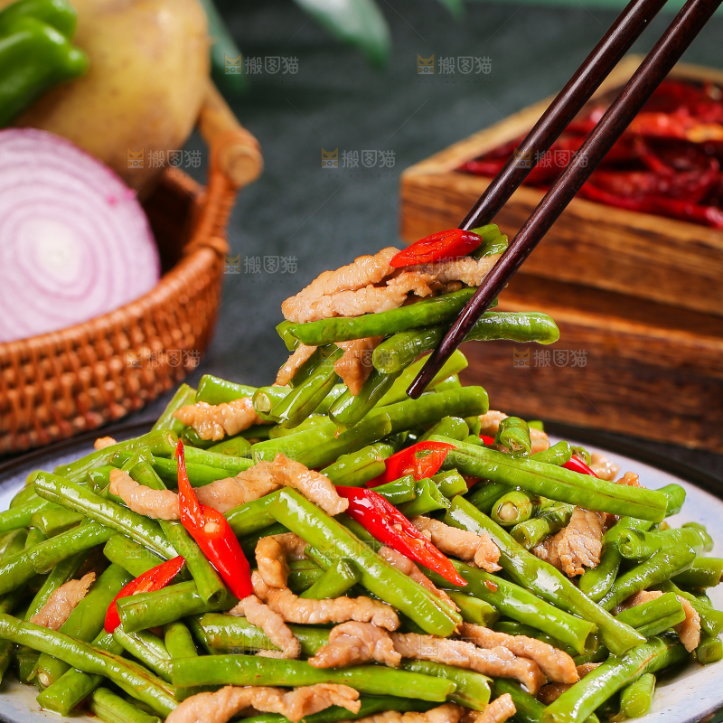 深底上的豇豆炒肉丝