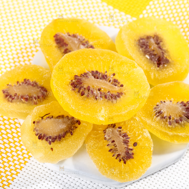 浅底上的黄心猕猴桃干
