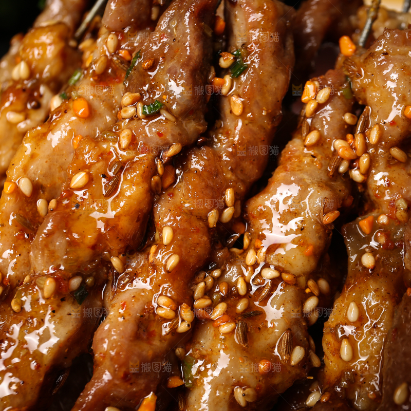 黑底上的羊肉串