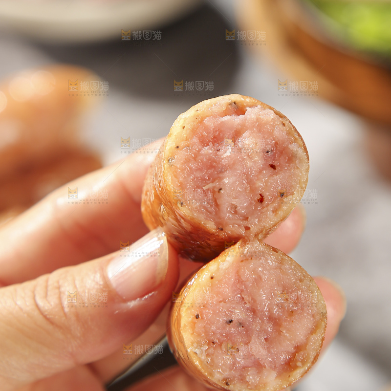 深底上的烤肠