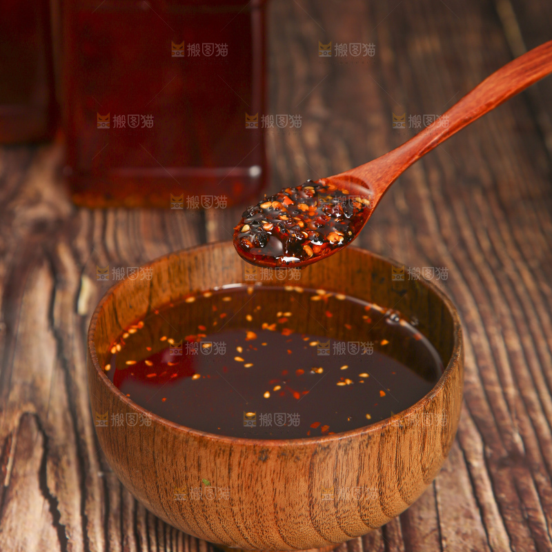 木底上的辣椒油