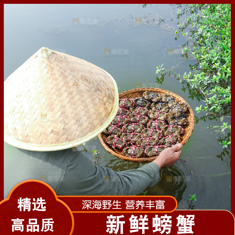 手里拿着阳澄湖大闸蟹