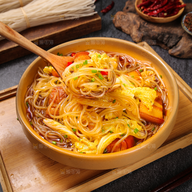 深底上的猪肉炖粉条