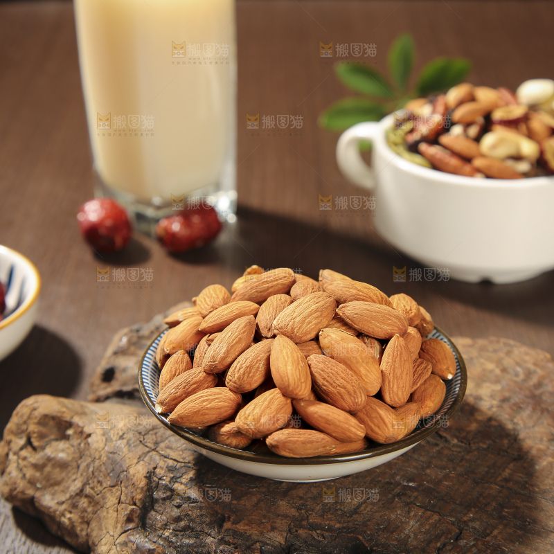 深底上的扁桃仁