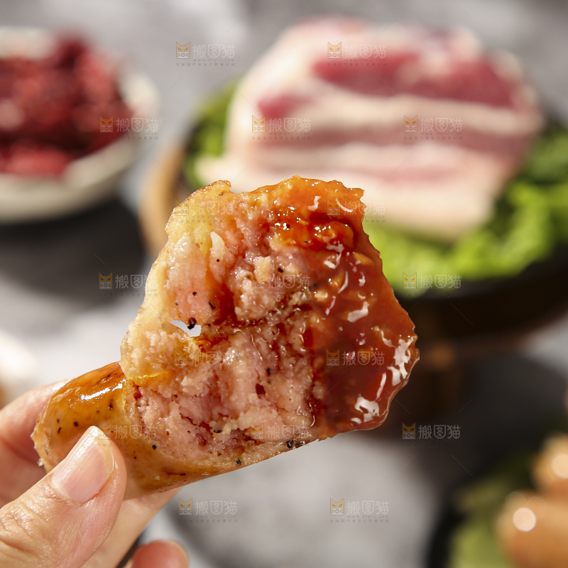 深底上的烤肠