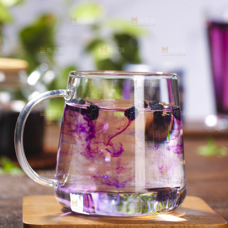 杯子里装着黑枸杞茶