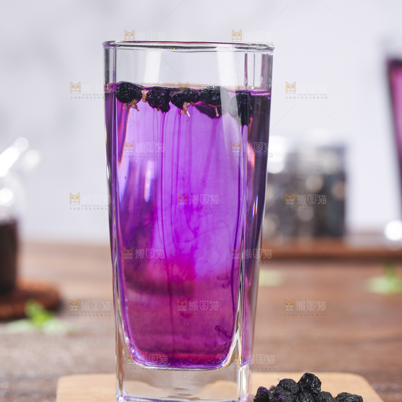 杯子里装着黑枸杞茶