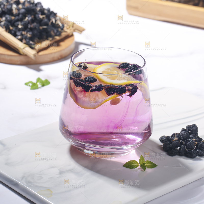 杯子里装着黑枸杞茶