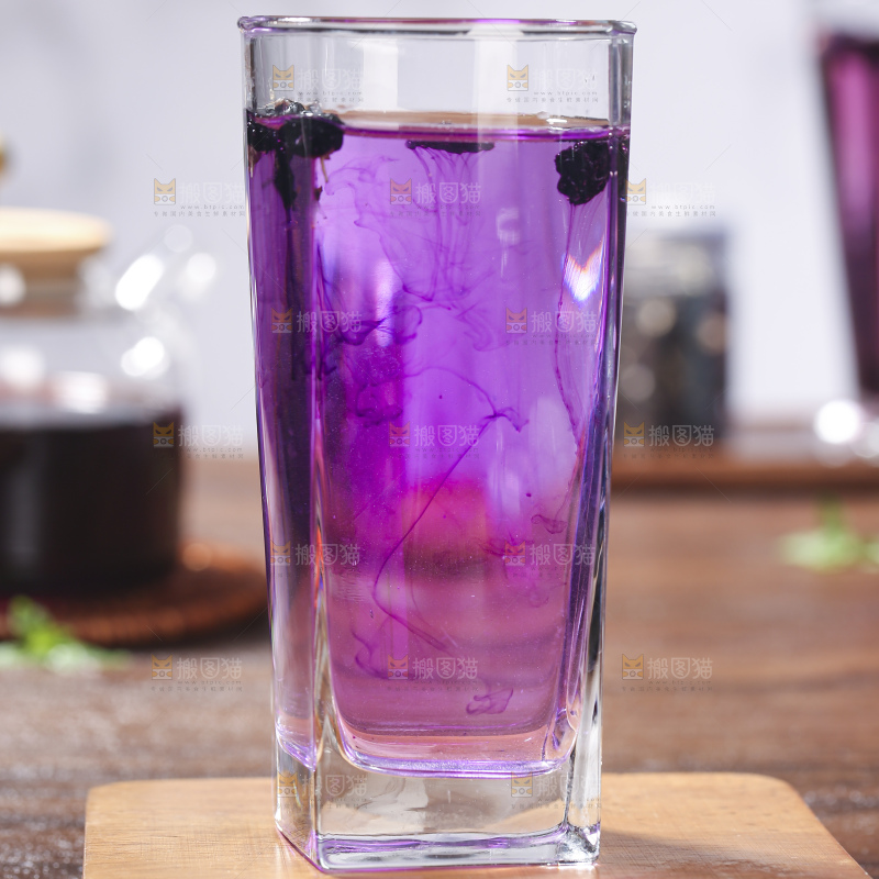 杯子里装着黑枸杞茶