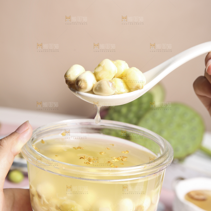 浅底上的莲子银耳汤