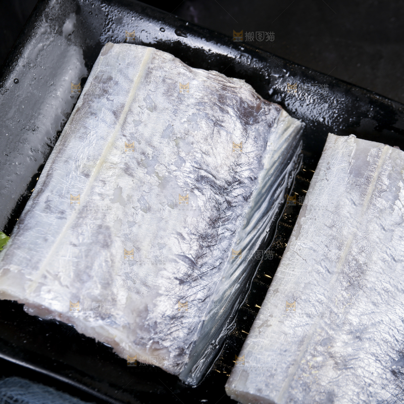 黑底上的鲜冻带鱼段