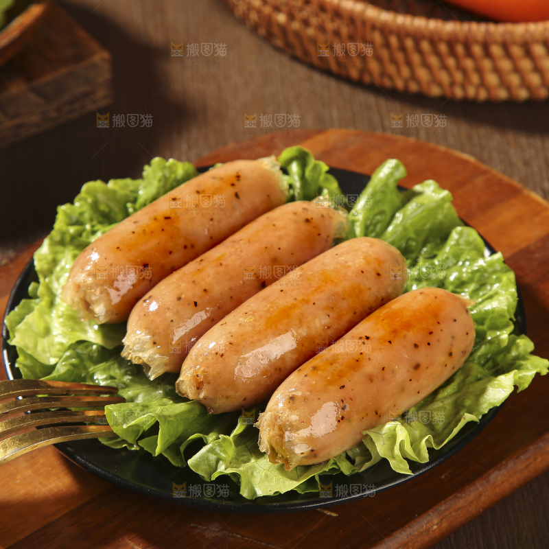 木底上的烤肠
