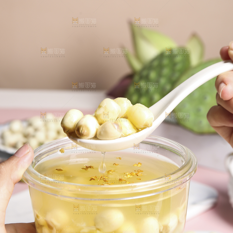 浅底上的莲子银耳汤